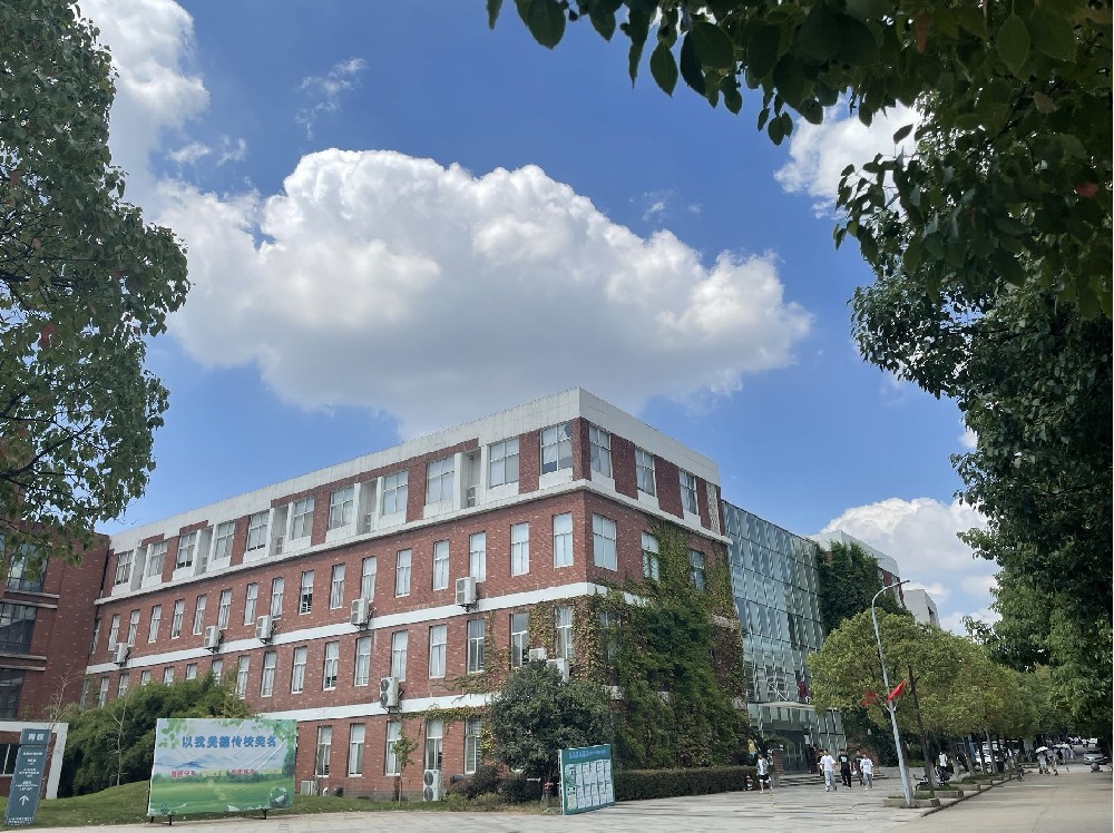 武汉德中城市技工学校校园一角